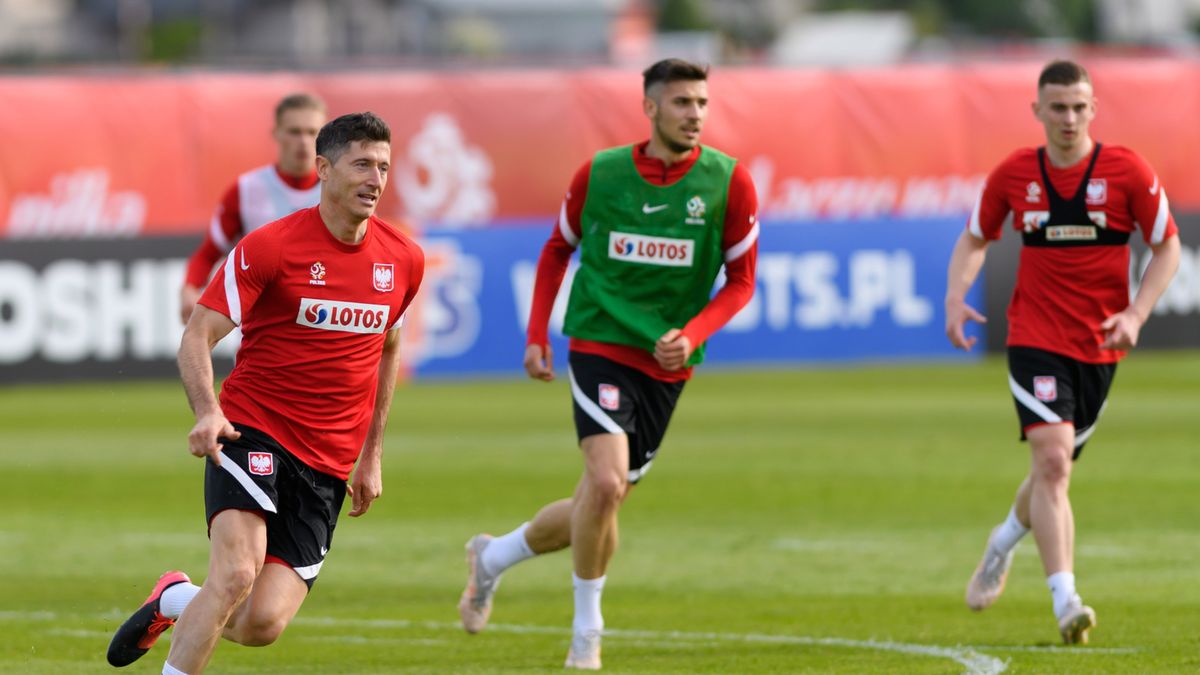 Robert Lewandowski (z piłką) i Jakub Moder