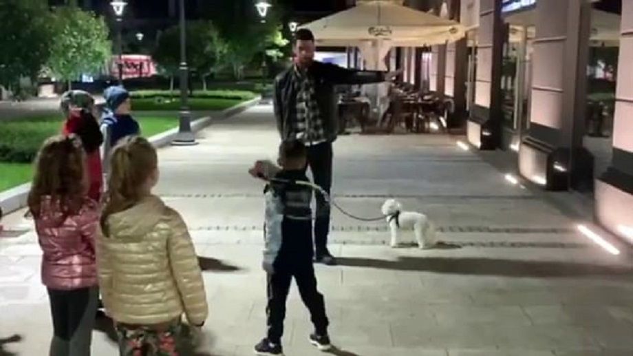Novak Djoković spotkał dzieci podczas spaceru z psem po Belgradzie