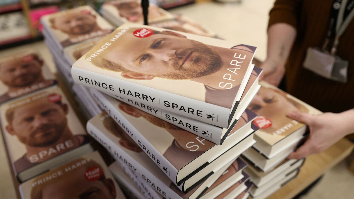 Autobiografia ksi?cia Harry?ego trafia do ksi?gar?
A member of staff unpacks and puts on display the book "Spare", by Britain's Prince Harry, Duke of Sussex, during a special midnight opening event for the release of  the memoire at the WHSmith bookstore, at Victoria Station in London, on January 9, 2023. - The midnight release of "Spare" is being accompanied by four television interviews in Britain and the United States, where Harry now lives with his wife Meghan. The most explosive passages of his book have already gone viral since bookstores in Spain mistakenly placed it on their shelves for a few hours on January 5, 2023. (Photo by ISABEL INFANTES / AFP)
ISABEL INFANTES