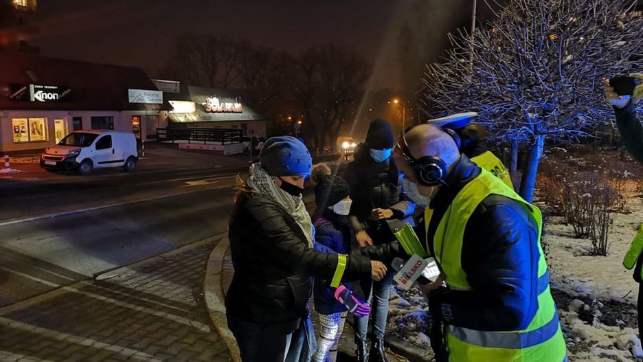 Policja w Bielsku-Białej rozdawała mieszkańcom elementy odblaskowe.
