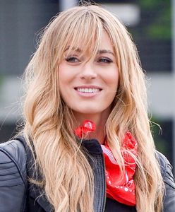 Stanęła na balkonie. Pokazała ogromny dekolt