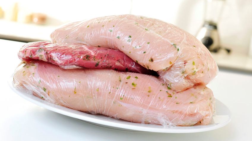 Surowy indyk w roztworze (mięso jasne i skóra)