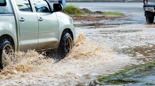 Zalana autostrada A4. Utrudnienia na drodze, rozlewisko, woda na pasie jezdni w kierunku Rzeszowa