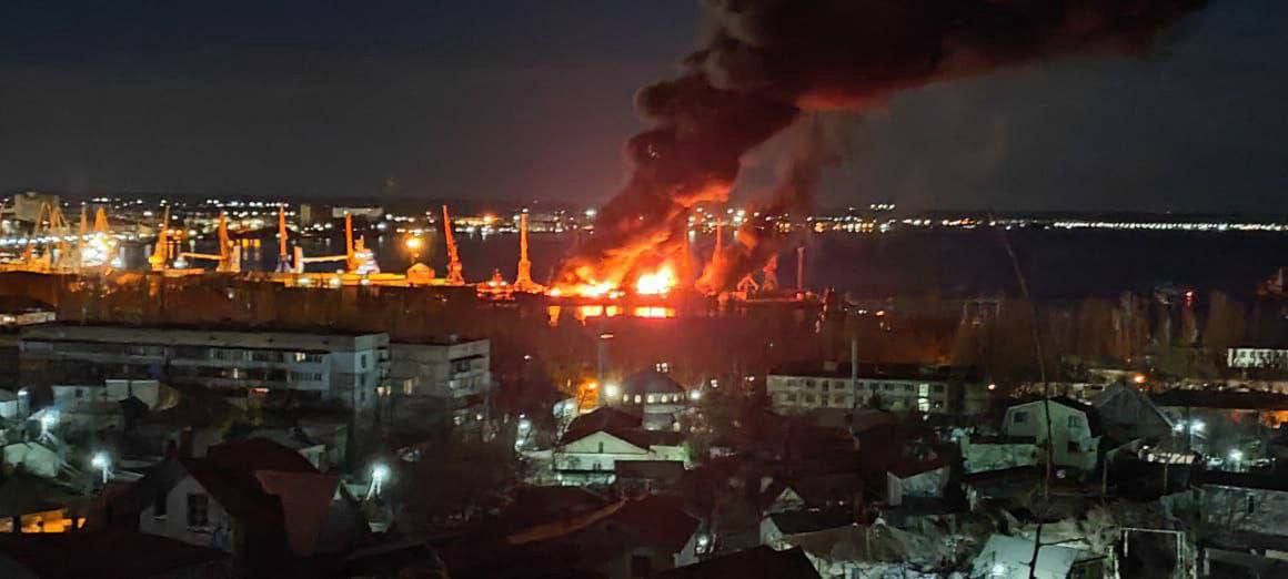 Zdjęcie eksplozji statku opublikowane  przez ukraińskie Ministerstwo Obrony w serwisie X (dawniej Twitter)