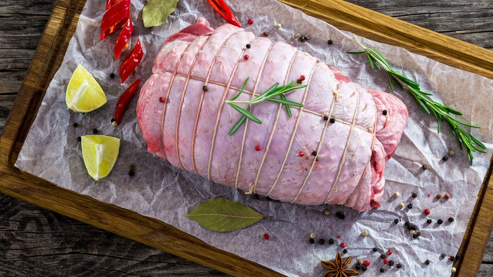 Surowe mięso z indyka w roztworze