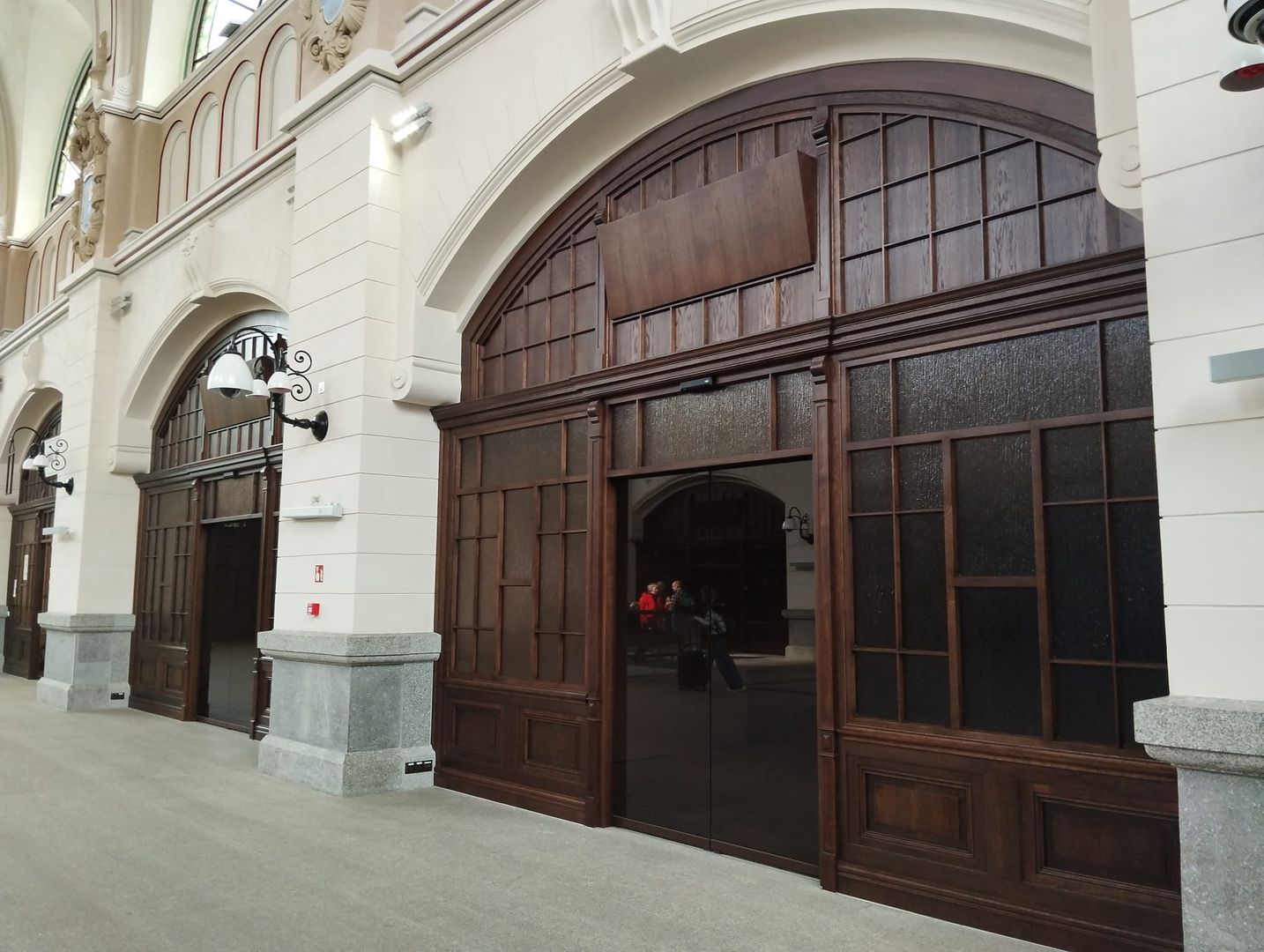 Zarówno w hali głównej dworca, jak i w przejściach podziemnych ciągną się pozamykane pomieszczenia przeznaczone pod wynajem