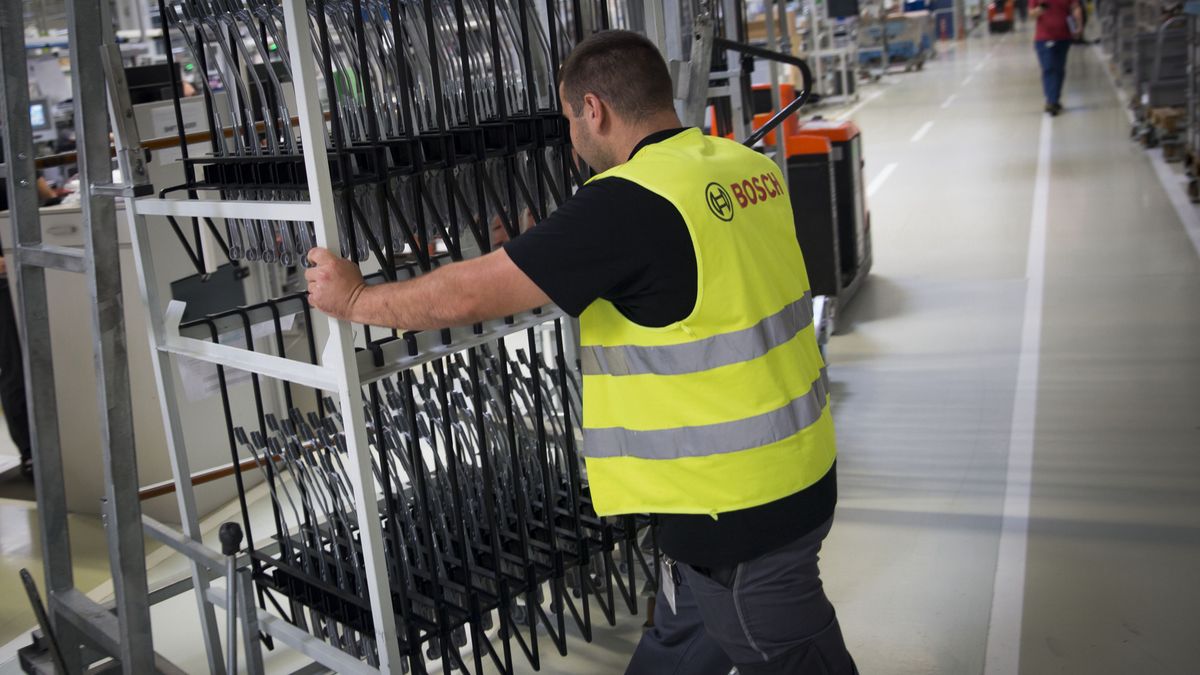 Windscreen Wiper Manufacture At A Robert Bosch Plant
Bloomberg
Automobiles, Industry, EU, Cars, Fabrication, E.U., Automotive, Manufacturing, Europe, EMEA, Business Finance and Industry, Belgrade