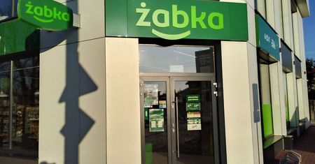 Zaatakował ekspedientkę pod Żabką w Radomiu. 38-latek w rękach policji