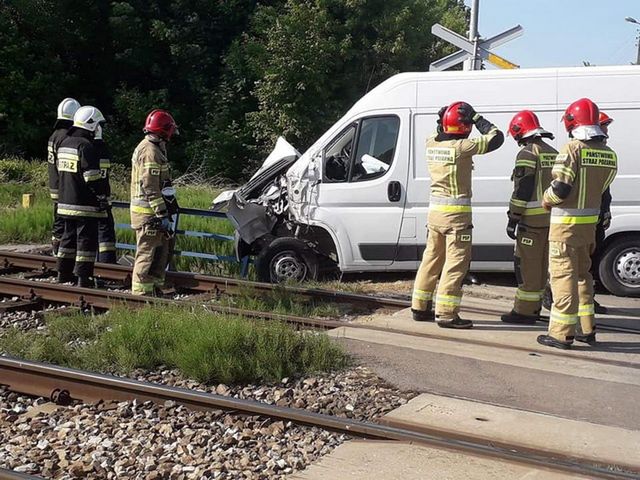 Bus wjechał prosto pod pociąg w Ćmielowie