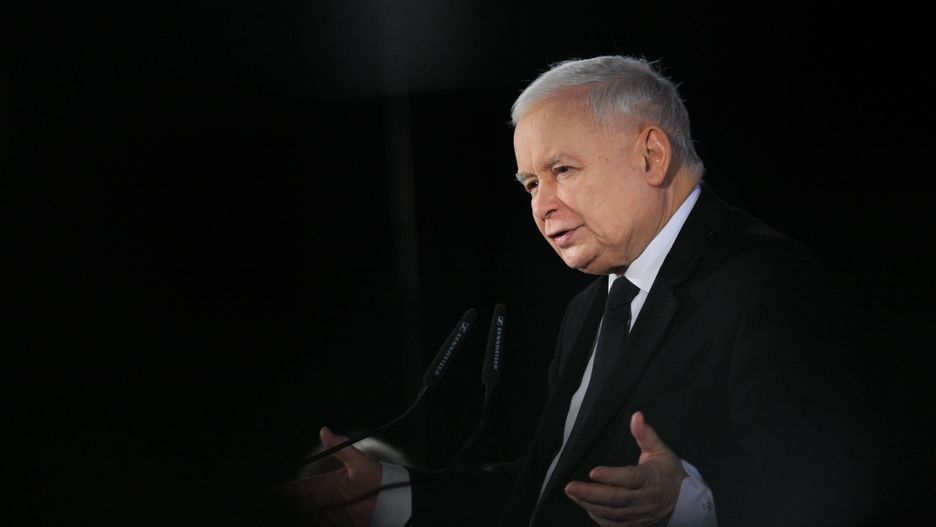 Zielona Góra, 03.12.2022. Prezes Prawa i Sprawiedliwości Jarosław Kaczyński podczas spotkania z mieszkańcami w Planetarium w Zielonej Górze, 3 bm. Prezes PiS kontynuuje objazd po kraju i spotkania z wyborcami. (jm) PAP/Lech Muszyński