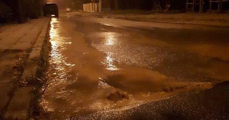 Awaria wodociągowa na ul. Księdza Danielskiego. Woda wylewa się na ulice [wideo]