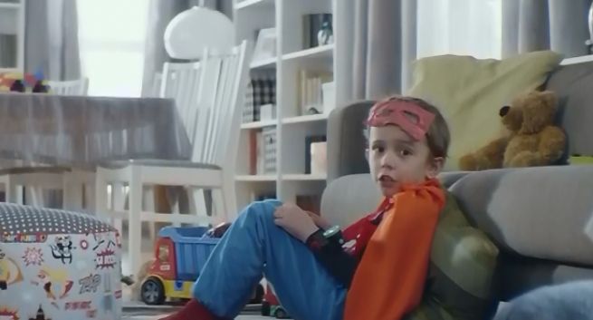 Chłopiec jako bohater z dziecięcej gry w kampanii Nationale-Nederlanden (wideo)