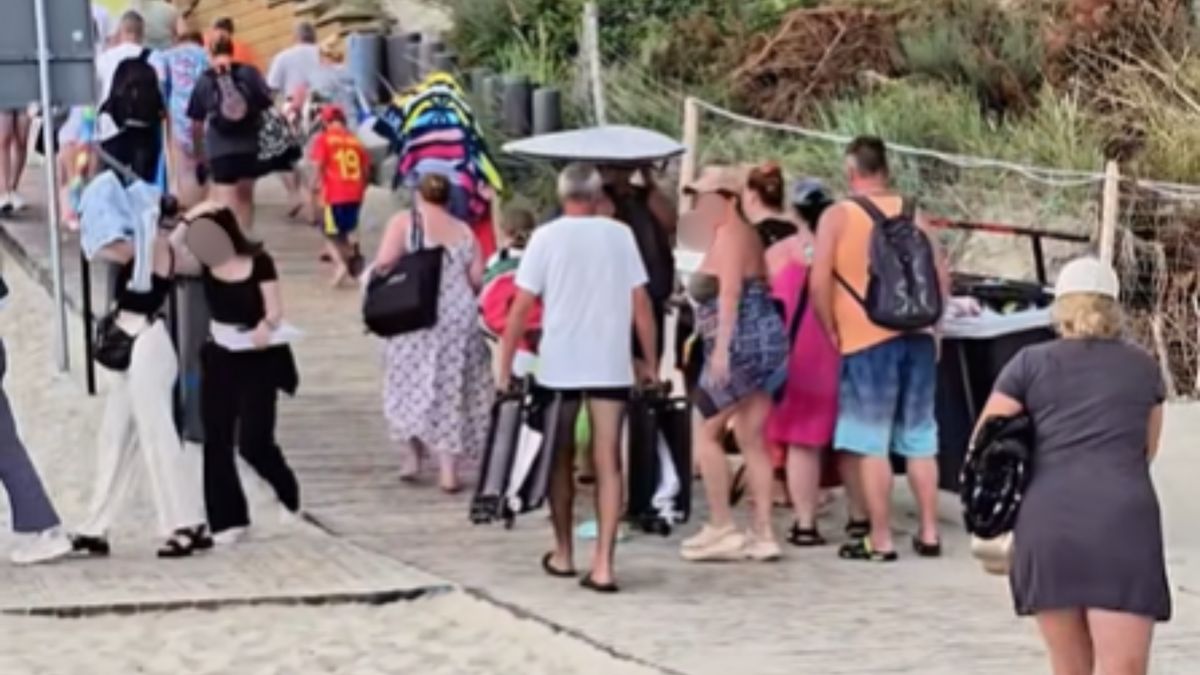 Turyści nagle zerwali się z plaży.