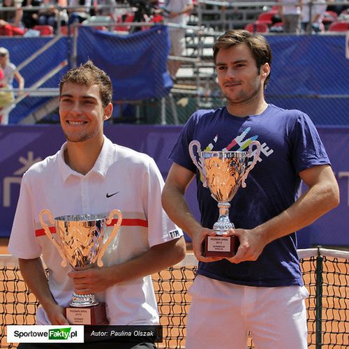 W lipcu 2012 roku Janowicz sięgnął po triumf w Poznań Open (na zdjęciu z finalistą Jonathanem Dasniers de Veigy).