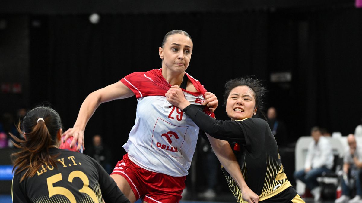 ?s-Hertogenbosch, Holandia, 28.11.2025. Polka Katarzyna Cygan (C) i Yuanmeng Li (P) z Chin podczas meczu rundy wstępnej mistrzostw świata piłkarek ręcznych w holenderskim ?s-Hertogenbosch, 28 bm. (mk) PAP/Marcin Bielecki