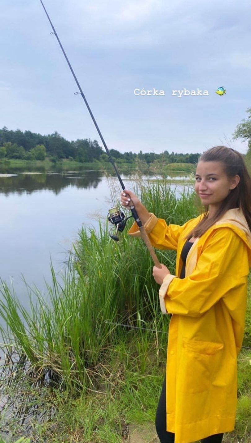 Julia Wieniawa relaksuje się na działce i łowi ryby z Nikodemem Rozbickim