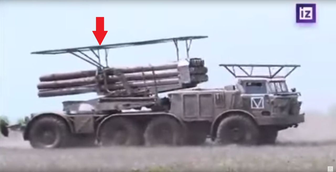Rosyjska wieloprowadnicowa wyrzutnia rakietowa BM-27 Uragan z zamontowaną klatką.