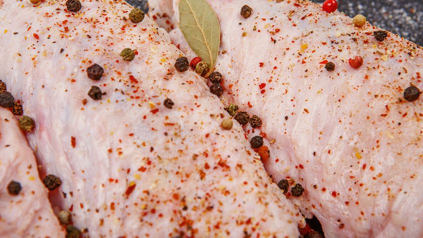 Surowa pierś z indyka z roztworze