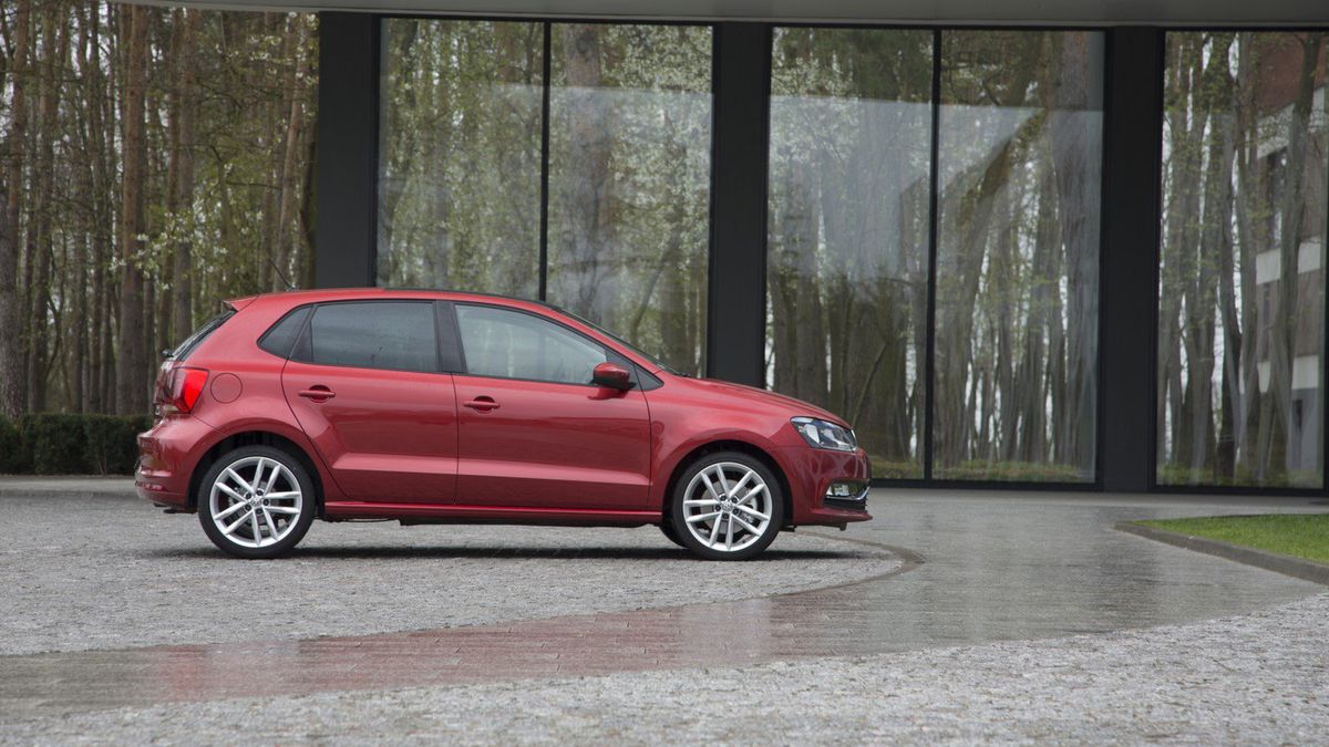 Klasyczna i zgrabna sylwetka, młode roczniki, dobra cena i dynamiczne silniki - to główne zalety VW Polo V
