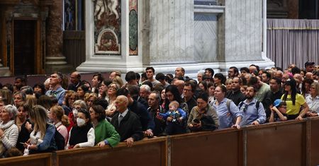 Gromadzili się przed świątynią od świtu. Wierni ściągają do Watykanu