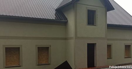 Jelenia Góra. Powybijał szyby w oknach plebanii. Straty oszacowano na 6 tys. zł