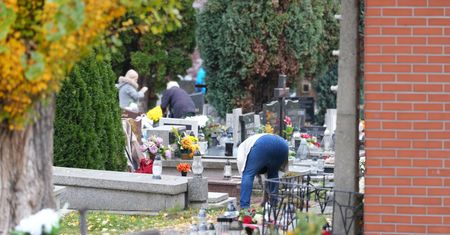 "Zdalna" opieka nad grobami. Ceny zupełnie inne niż rok temu