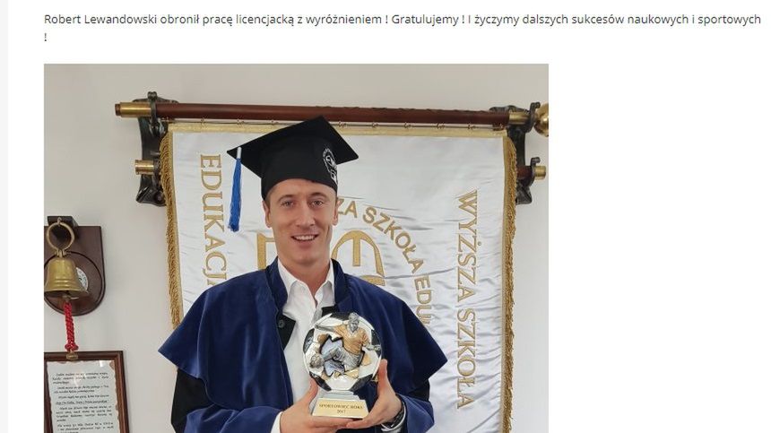 Materiały prasowe / http://ews.edu.pl / Na zdjęciu: Robert Lewandowski po obronie pracy licencjackiej 