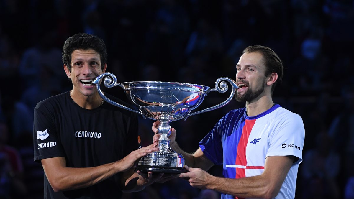 Marcelo Melo (z lewej) i Łukasz Kubot (z prawej) z trofeum za zajęcie pierwszego miejsca w rankingu ATP par deblowych w 2017 roku