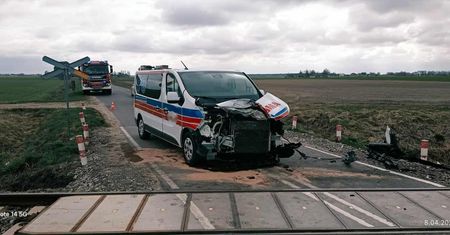 Kolizja karetki z szynobusem na trasie Raciąż–Sierpc. Ruch wstrzymany!