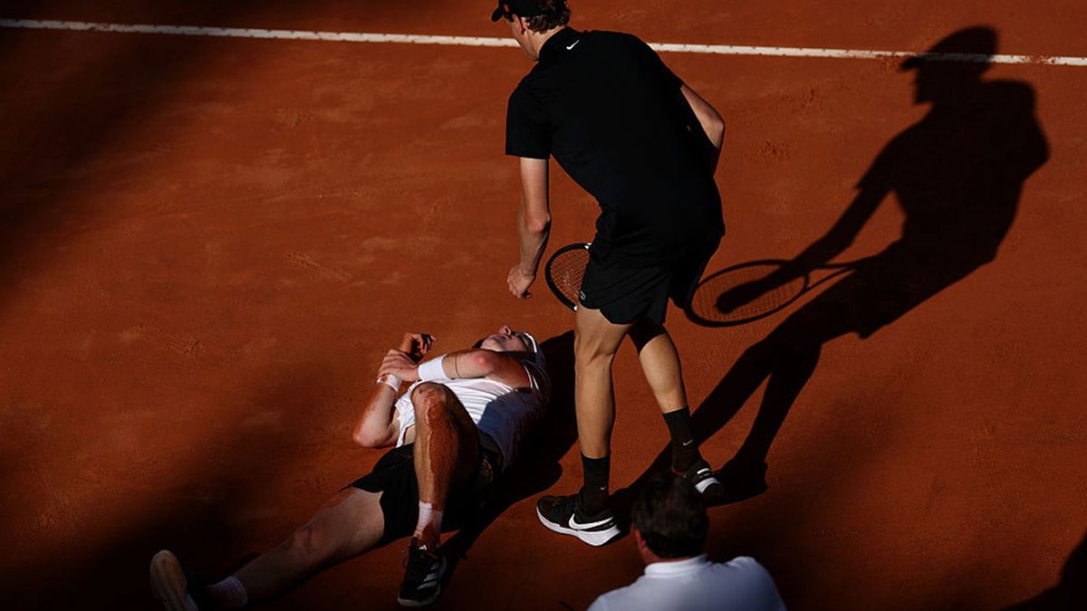 Getty Images / Dan Istitene / Na zdjęciu: Jesper de Jong miał groźny upadek w meczu z Jannikiem Sinnerem