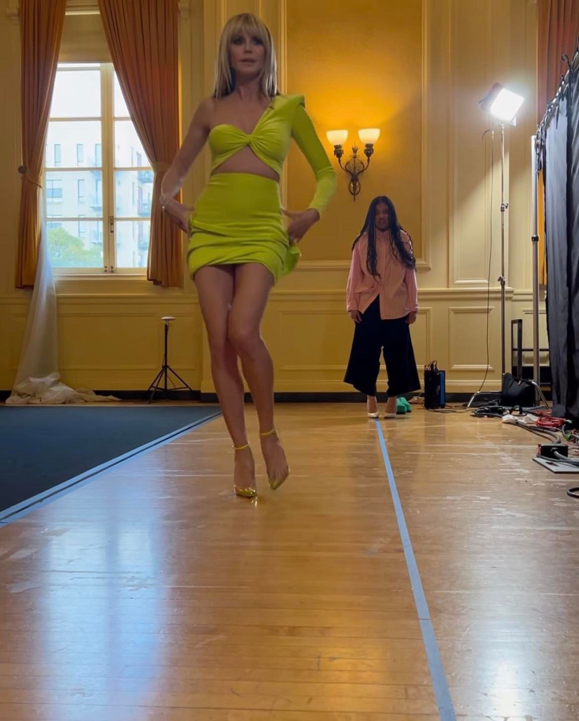 Sara James relacjonuje wygłupy z... Heidi Klum