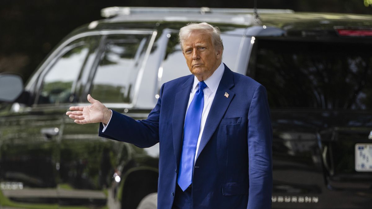 US President Donald Trump departs the White House for the Middle East
epa12094364 US President Donald Trump departs the White House for the Middle East in Washington, DC, USA, 12 May 2025. In the first extended international trip of his second term in office, Trump is scheduled to visit Saudi Arabia, Qatar, and the United Arab Emirates.  EPA/JIM LO SCALZO 
Dostawca: PAP/EPA.
JIM LO SCALZO
White House, Middle East, international trip, Trump