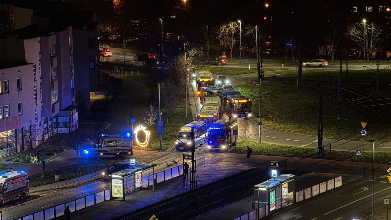 Wypadek z udziałem autobusu w Krakowie. Kierowca samochodu uciekł