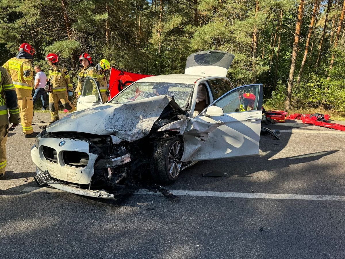 wypadek, samochody, lotnicze pogotowie ratunkowe Dramat w Nieporęcie. Zderzenie czterech aut