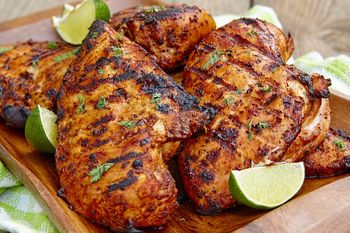 Najgorszy moment na solenie kurczaka. Mięso wyjdzie gumowate i twarde jak podeszwa