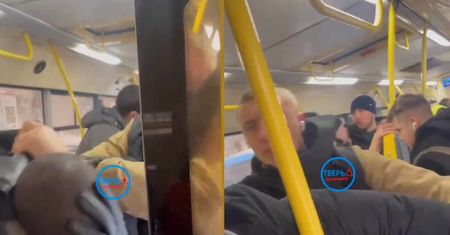 Niepokojące nagranie z Rosji. Pobili czarnoskórego pasażera
