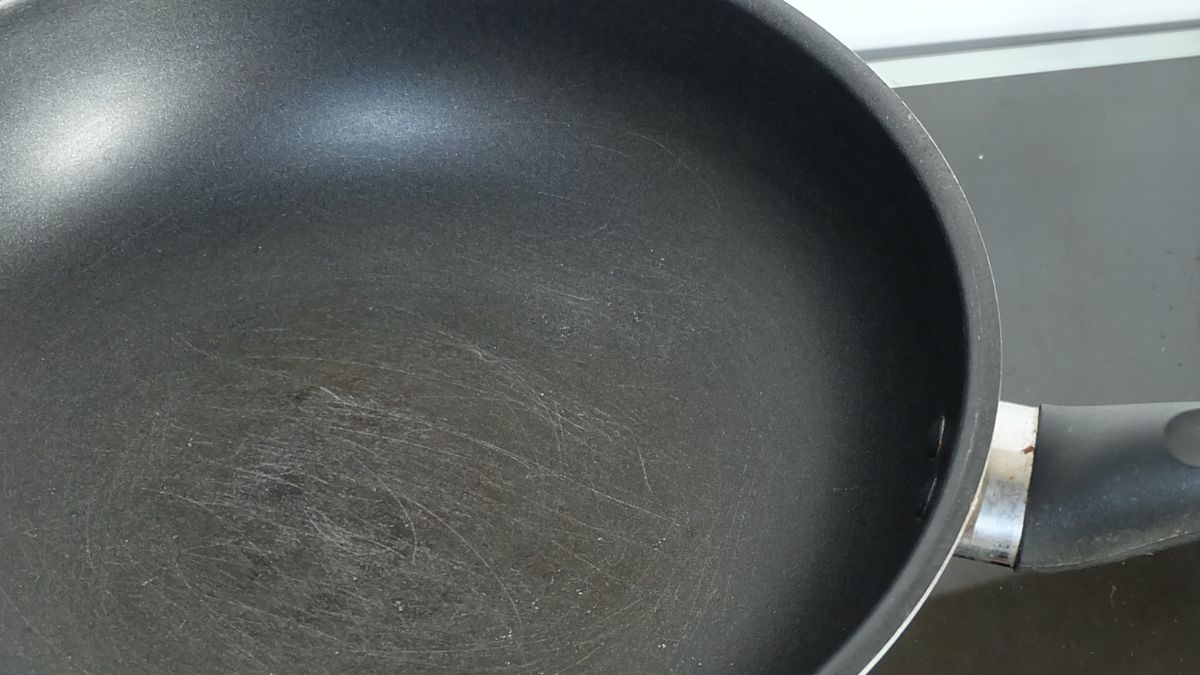 Rysa na patelni teflonowej