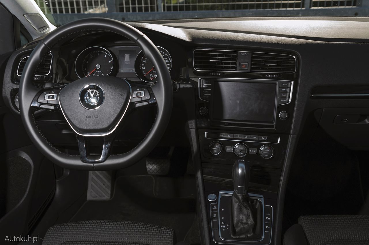 Wnętrze VW Golfa to niemiecka klasyka o wzorowej ergonomii.