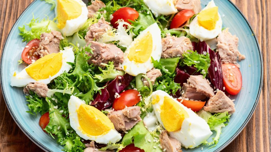Sałatka z tuńczykiem i jajkami