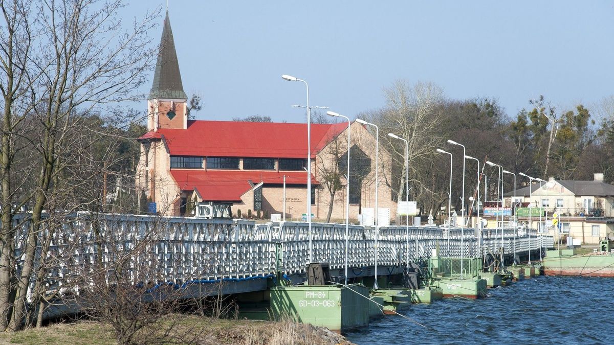 Gdańsk Sobieszewo, obecny pontonowy most nad Martwa Wisłą