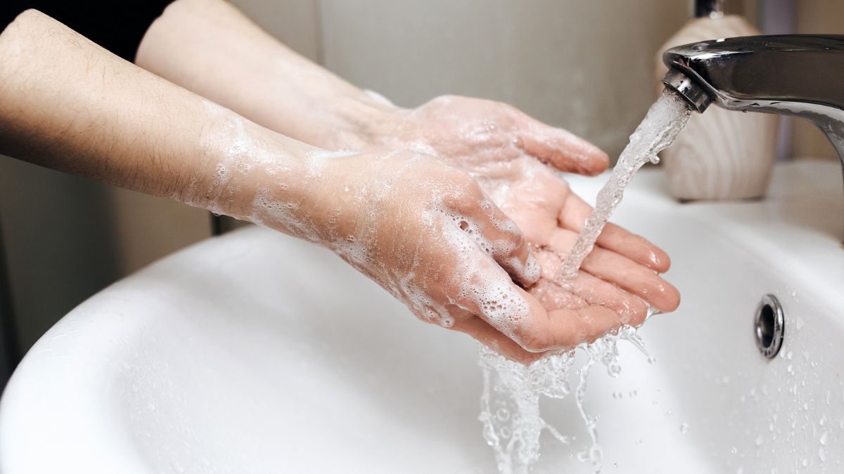 Jak myć ręce? Uważaj na ten mit
