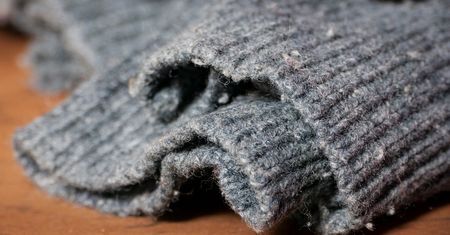 Pocięłam stary sweter. Mam darmowy gadżet przyspieszający suszenie prania