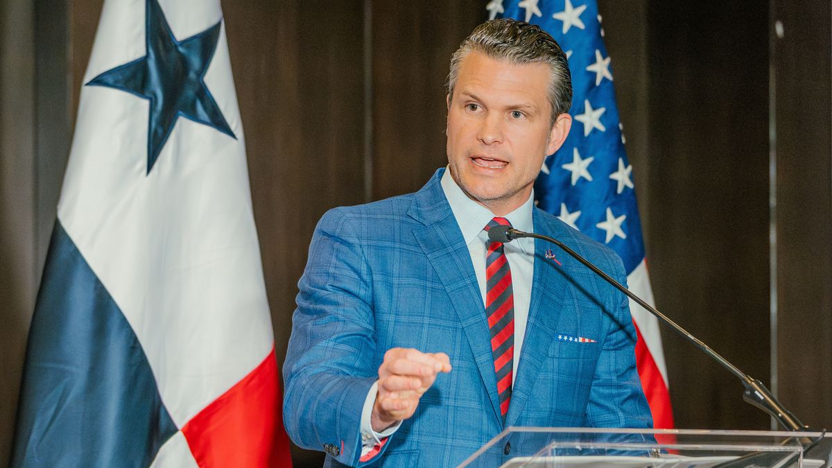US Secretary of Defense, Pete Hegseth, speaks during a press conference after the signing of an agreement, at the Hilton Hotel in Panama City, Panama, 09 April 2025. The agreements reached between Panama and the United States regarding the payment of tolls for US warships or greater cooperation in security do not constitute a relinquishment of Panama's sovereignty over the interoceanic Canal, the Panamanian government stated this 09 April. EPA/Walter Hurtado Dostawca: PAP/EPA.