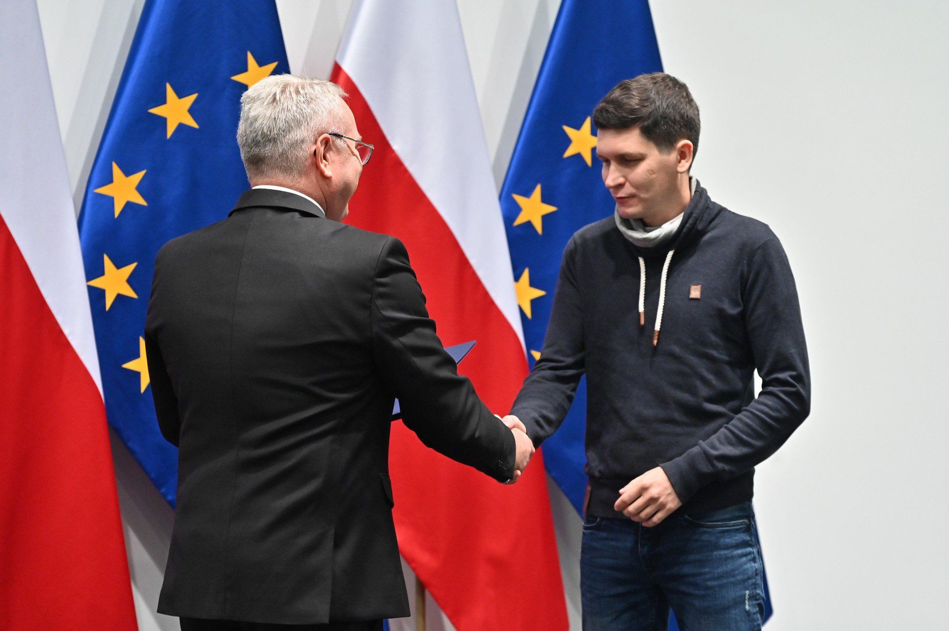 38 osób odebrało decyzje o uznaniu za obywatela polskiego. Uroczystość odbyła się w czwartek, 9 października w Kujawsko-Pomorskim Urzędzie Wojewódzkim w Bydgoszczy. 