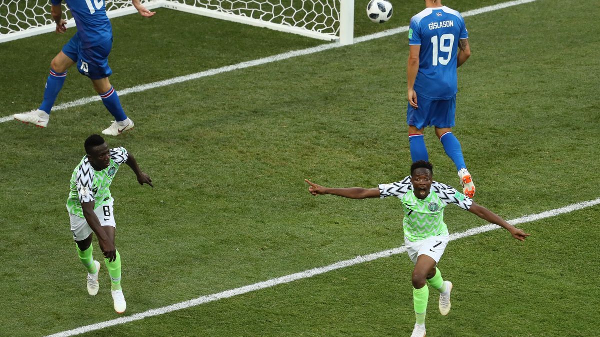 piłkarze Nigerii cieszący się po strzelonym golu w meczu z Islandią