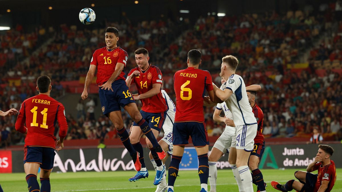Zdjęcie okładkowe artykułu: PAP/EPA / Julio Munoz / Na zdjęciu: Piłkarze podczas meczu Hiszpania - Szkocja.