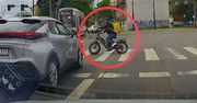 Kurier nagrany. Wjechał na czerwonym. Boli od patrzenia