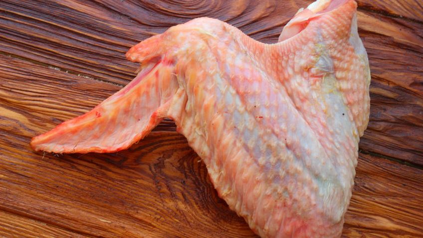 Surowe skrzydło z indyka