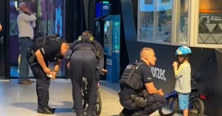 Zauważyła zagubione dzieci w okolicy dworca. Interweniowała policja