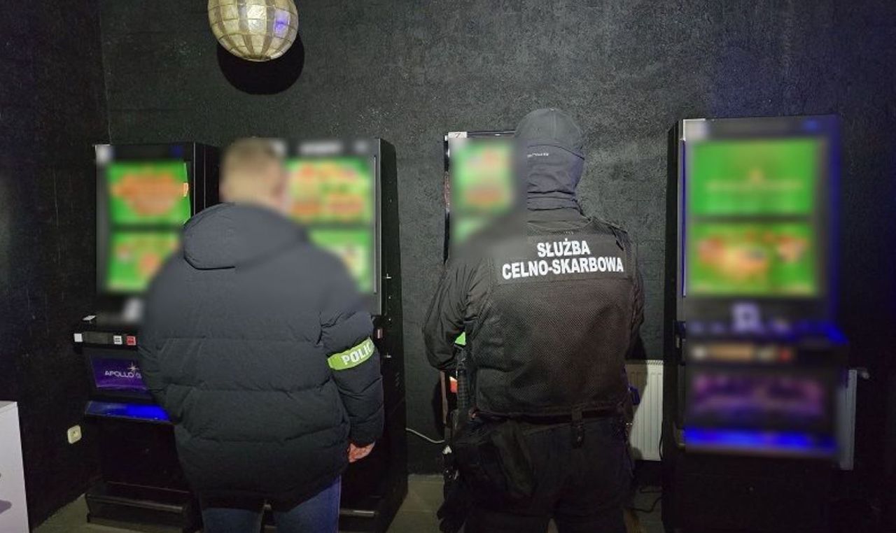 Tczew: Sześć automatów i 20 tys. zł przejęte podczas wspólnej akcji Policji i KAS
